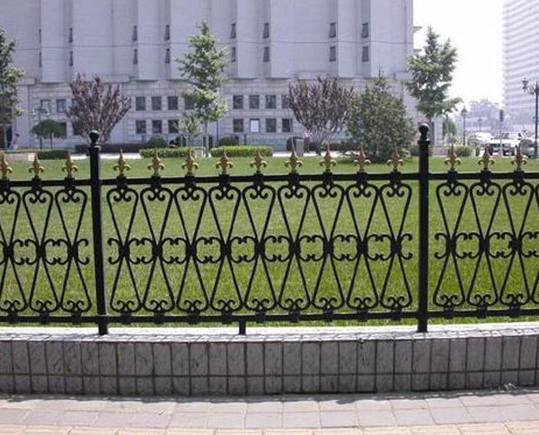 十堰鐵藝護欄有哪些優(yōu)缺點以及維護方式呢？